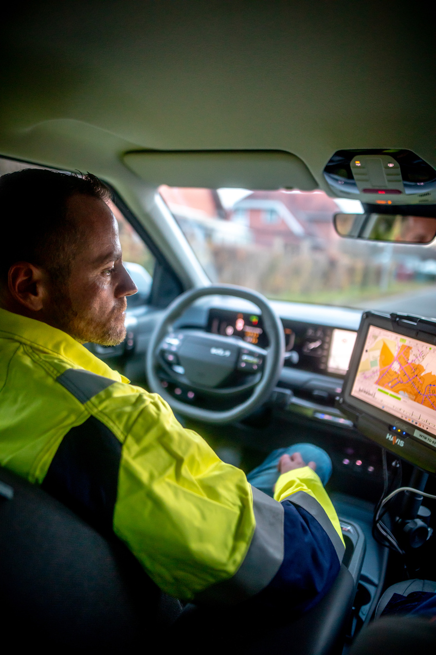 DVGW-zertifizierter tbd-Fachmann am Steuer des PipeScout-Fahrzeugs wertet Messdaten auf dem Borddisplay aus